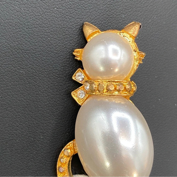 Faux Pearl and Gold Tone Vintage Cat Brooch Jelly Belly Style - Picture 8 of 8